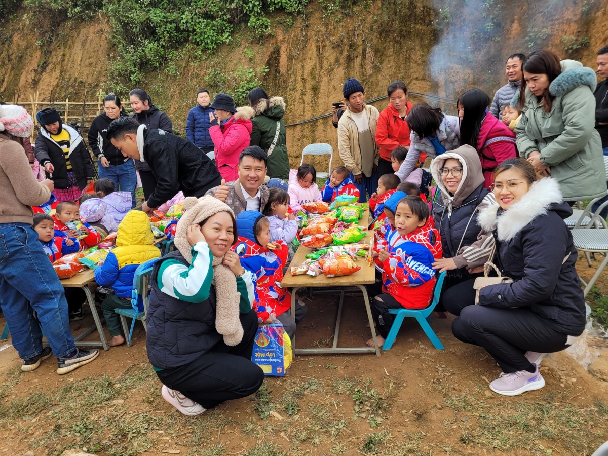 Bà Oanh cùng các thành viên trong đội tình nguyện đi trao quà cho học sinh vùng cao (Ảnh NVCC)