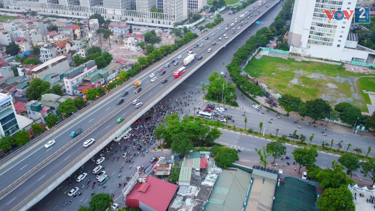 Hầm chui được xây dựng tại vị trí nút giao theo hướng đường Hoàng Quốc Việt - Trần Vỹ. Quy mô hầm có tổng chiều dài dự kiến 357m (bao gồm hầm kín 135m và hầm hở 222m) với 4 làn xe cơ giới, 2 làn thô sơ.