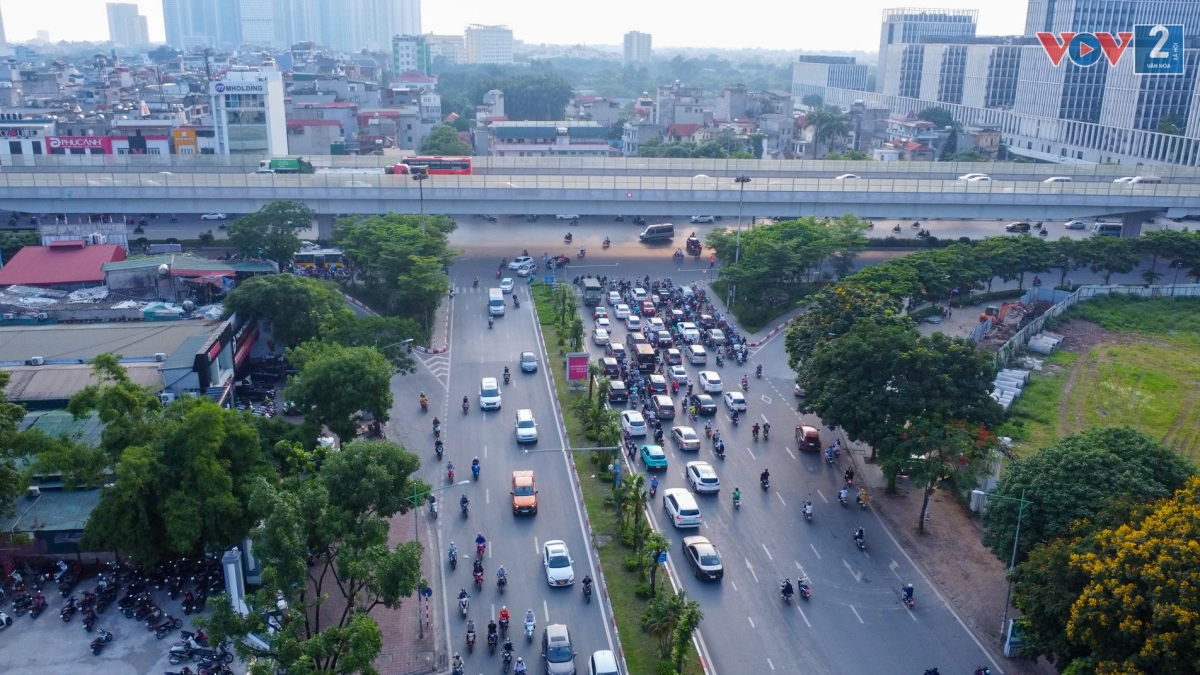 Cách đó hơn 4 km là hầm chui đường Hoàng Quốc Việt kéo dài với đường Phạm Văn Đồng kết nối với phố Trần Vỹ. Đây cũng là dự án được đề xuất triển khai thời gian tới. Dự án thuộc nhóm B, tổng mức đầu tư dự kiến là 2.293 tỷ đồng.