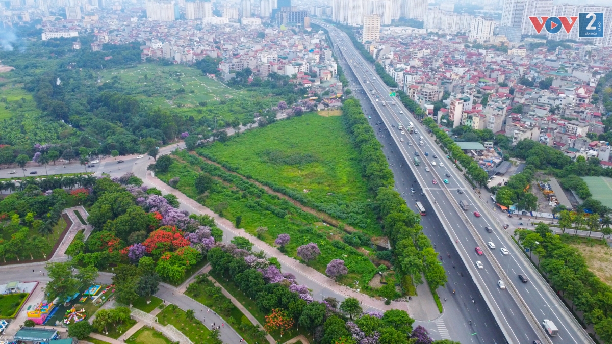 Công trình có điểm đầu kết nối với đường Hoàng Minh Thảo đã xây dựng, cách vị trí nút giao khoảng 150m. Điểm cuối của hầm chui kết nối với đường trục Tây Thăng Long theo hướng Phạm Văn Đồng đi Văn Tiến Dũng, cách vị trí nút giao khoảng 850m.