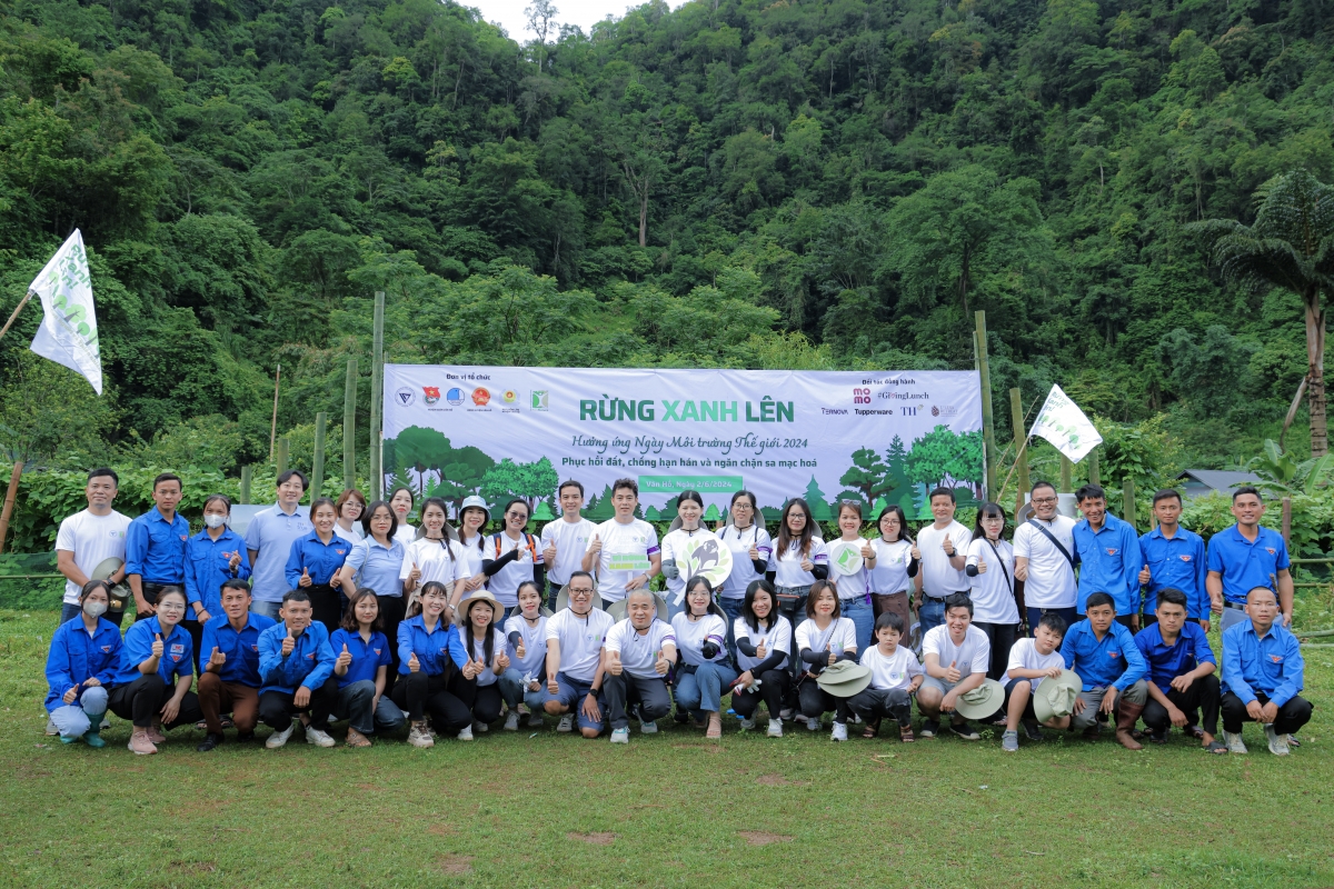 300 thành viên là cộng đồng địa phương và khách mời từ nhiều tỉnh thành trong cả nước tham gia chương trình trồng phục hồi 16.000 cây trên diện tích 25 ha ở Vân Hồ, Sơn La ngày 2-6