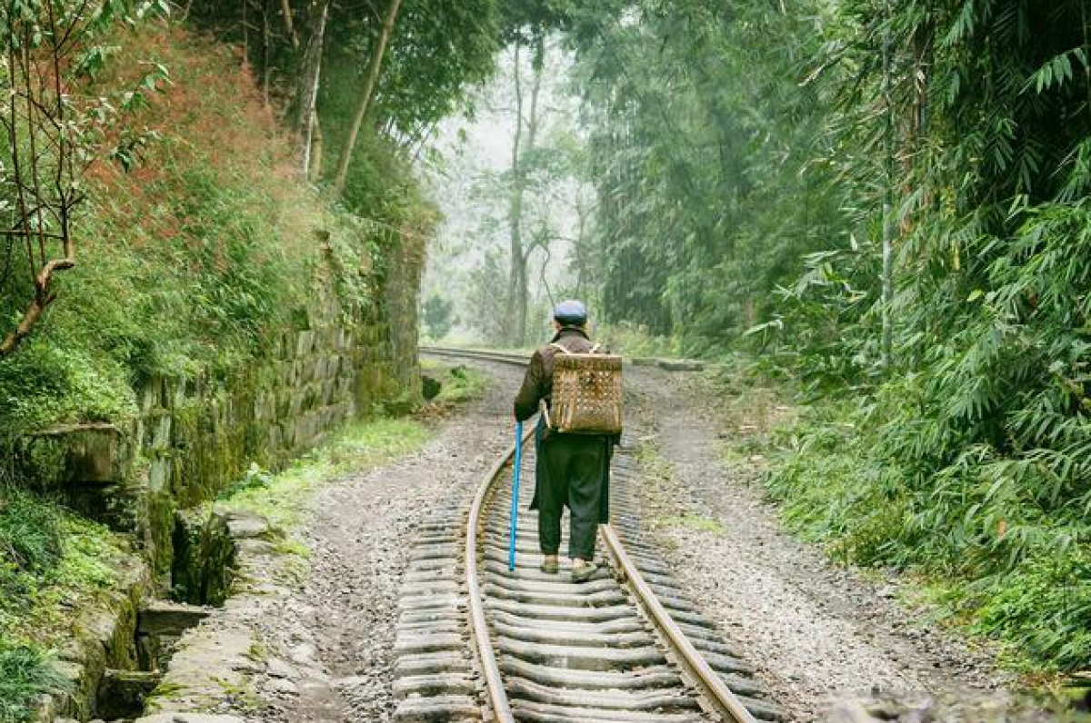 Mỗi chiều, bà He mang túi đi thu lượm chai nhựa và bán lấy tiền mua kẹo cho trẻ em.