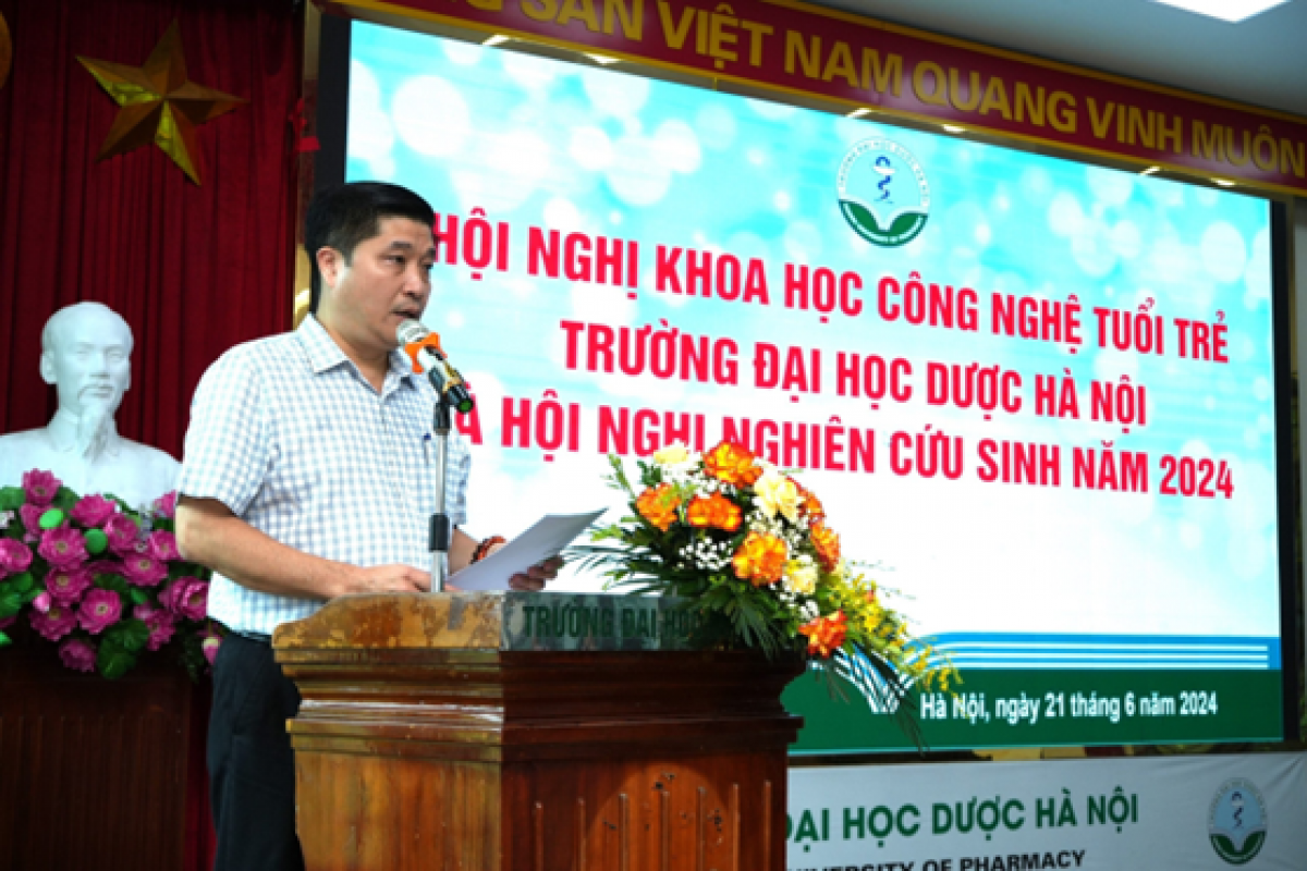 ThS Đoàn Minh Sang, Bí thư Đoàn trường đã báo cáo kết quả phong trào học tập - nghiên cứu khoa học của tuổi trẻ Trường Đại học Dược Hà Nội giai đoạn 2023 - 2024.