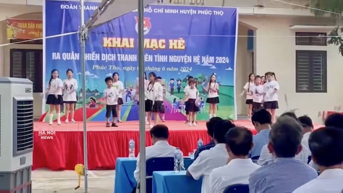 Nhóm học sinh biểu diễn tại nhà văn hóa thôn Vân Lôi (xã Trạch Mỹ Lộc, huyện Phúc Thọ, Hà Nội) thì gặp sự cố