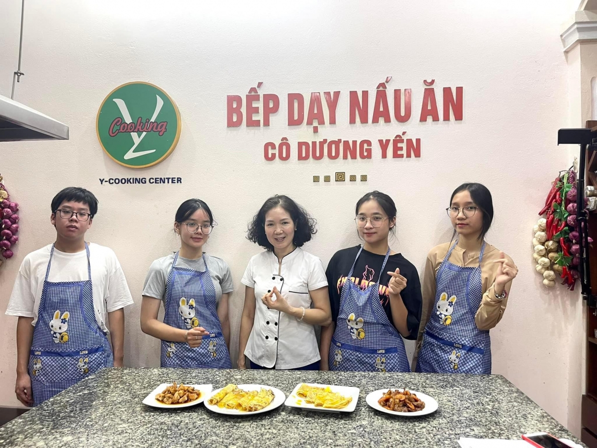 Yến Vy, bạn trẻ đứng thứ 2 từ phải sang cùng thành phẩm sau mỗi buổi học nấu ăn cùng cô Dương Yến và các bạn cùng lớp cho du học sinh.