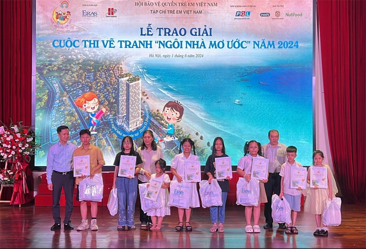 Ban tổ chức trao giải Nhất cho các em học sinh