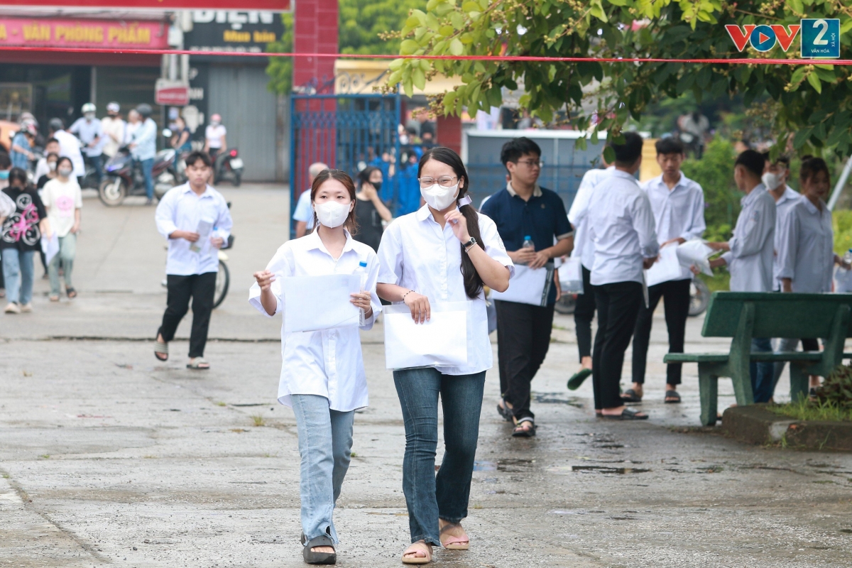 Từ 6h30 phút sáng 27/6, các thí sinh đã có mặt tại Điểm thi trường THPT B Duy Tiên (Hà Nam). Ảnh: Quyết Thắng