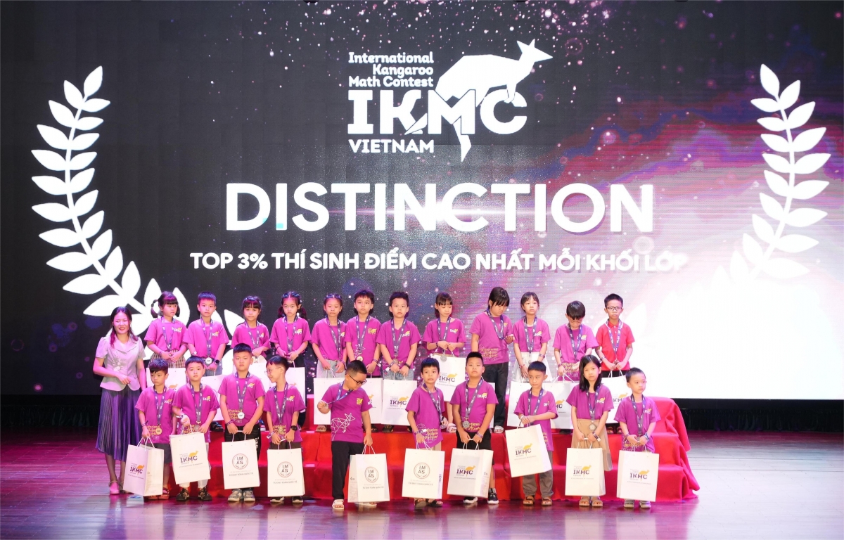 Các thí sinh được trao giải Distinction - giải dành cho các thí sinh lọt vào top 3% thí sinh có điểm cao nhất mỗi khối lớp