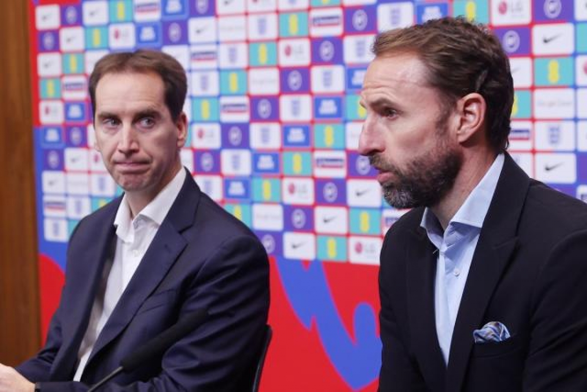 Giám đốc điều hành FA - ông Mark Bullingham và HLV Gareth Southgate