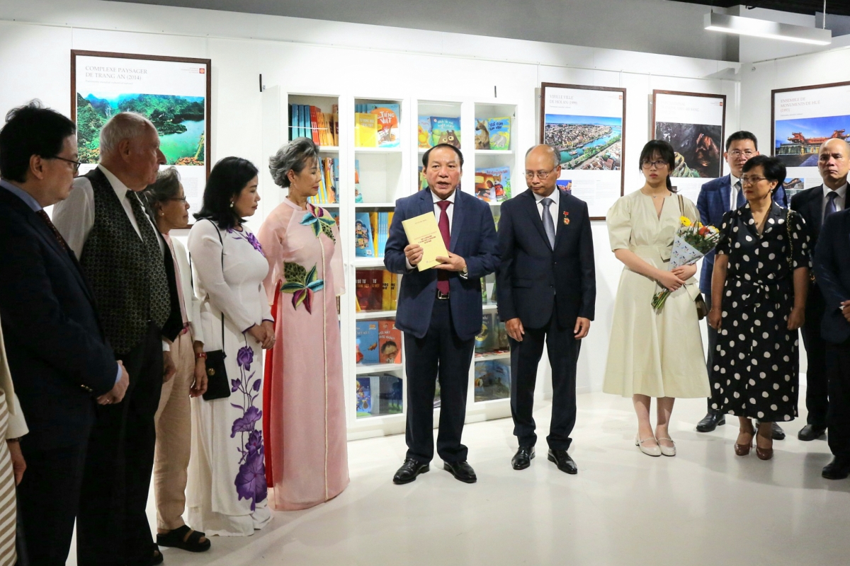 Bộ trưởng Nguyễn Văn Hùng nhấn mạnh: "Đây là những cẩm nang quan trọng cho người làm văn hoá và chúng ta cần phải thấm sâu để lan toả, quảng bá, góp phần xây dựng, phát triển nền văn hoá Việt Nam tiên tiến, đậm đà bản sắc dân tộc". Ảnh: Thu Sâm