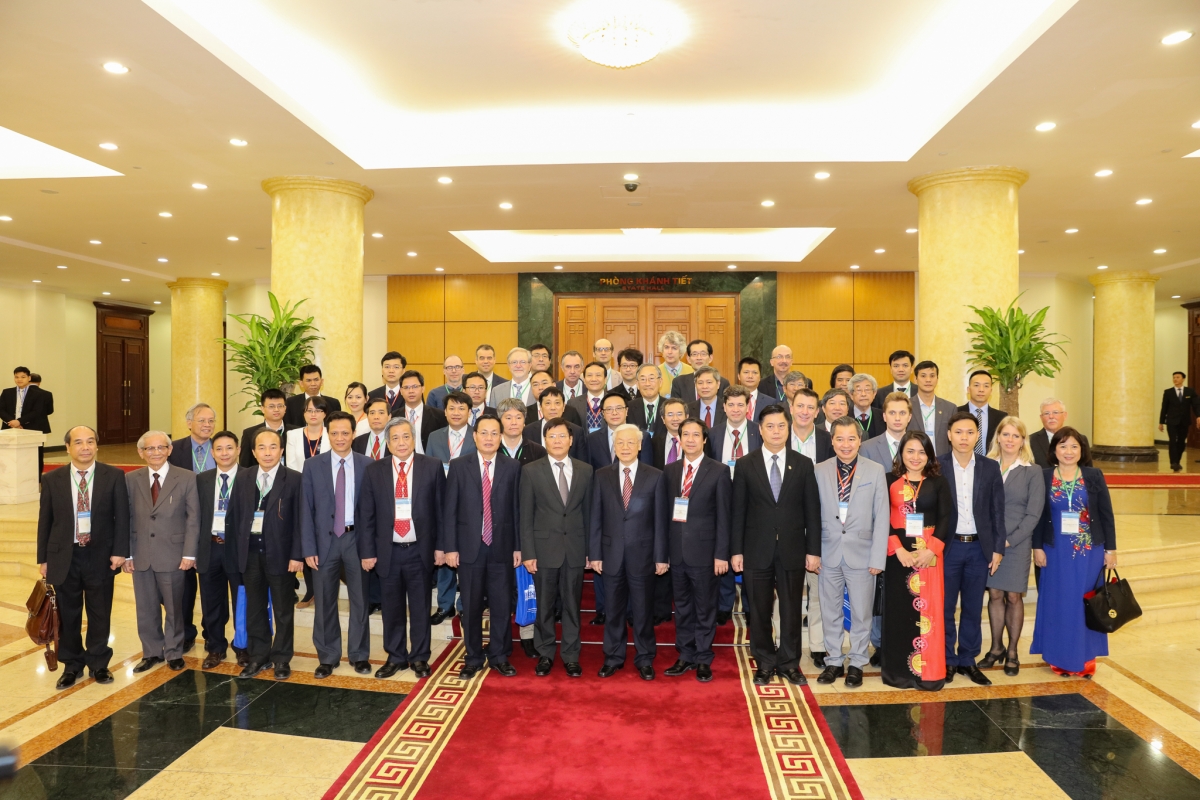 TBT Nguyễn Phú Trọng chụp ảnh lưu niệm cùng Đoàn đại biểu các nhà Khoa học tham dự Hội thảo quốc tế Việt Nam học lần thứ V ( Hà nội 15/12/2016 ) Ảnh : Bùi Tuấn
