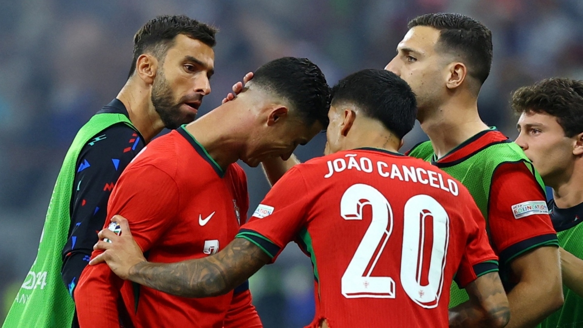 Ronaldo bật khóc khi đá hỏng 11m (Ảnh: Reuters).