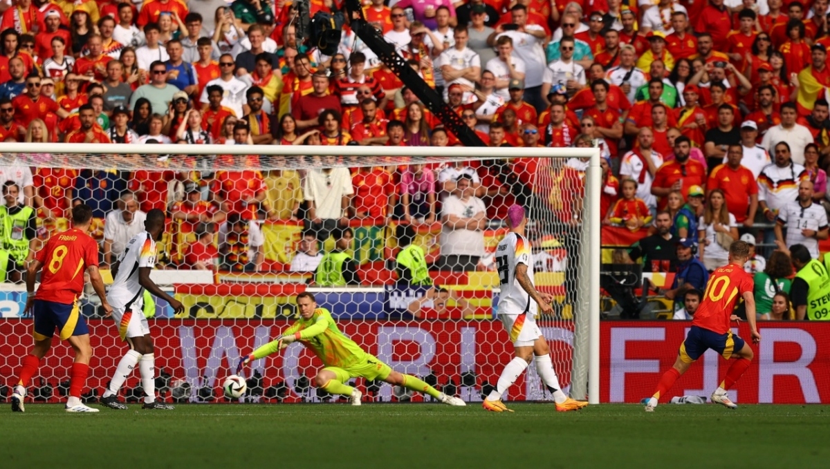 Olmo dứt điểm tung lưới Manuel Neuer mở tỷ số cho Tây Ban Nha (Ảnh: Reuters)