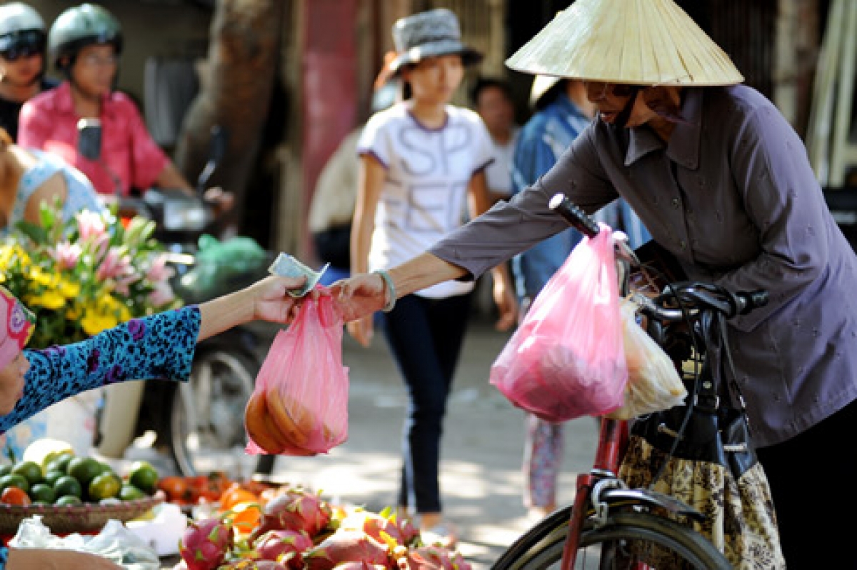 Sử dụng túi nilon là thói quen khó bỏ của nhiều người