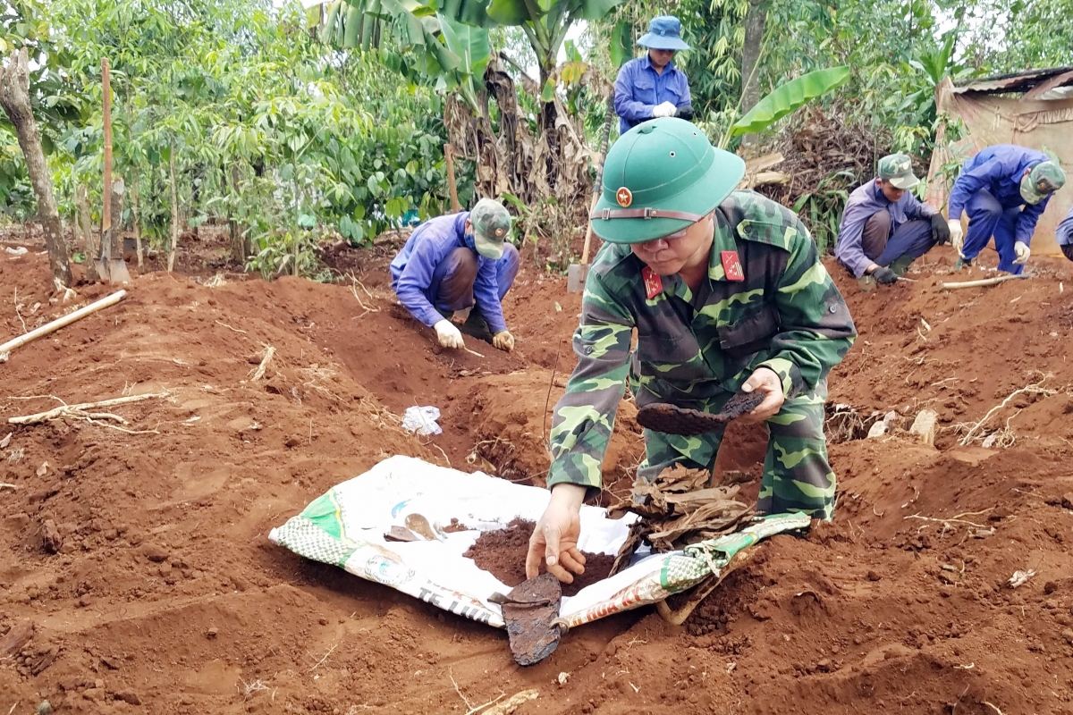 Tìm kiếm hài cốt liệt sỹ (Ảnh KT)