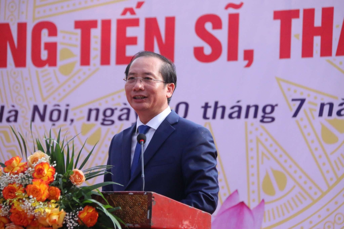 PGS.TS Nguyễn Bá Chiến, Giám đốc Học viện Hành chính Quốc gia chia sẻ với các tân tiến sĩ, thạc sĩ