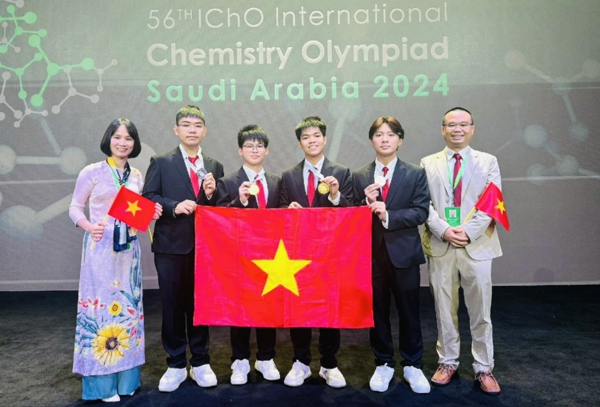 Các thành viên đội tuyển Việt Nam dự thi Olympic Hóa học quốc tế năm 2024. Từ trái qua: PGS.TS. Nguyễn Thị Thu Hà (Trưởng đoàn); các em Đỗ Phú Quốc, Giáp Vũ Sơn Hà, Nguyễn Hữu Tiến Hưng, Trần Đăng Khôi; TS. Phạm Văn Phong (phó đoàn).