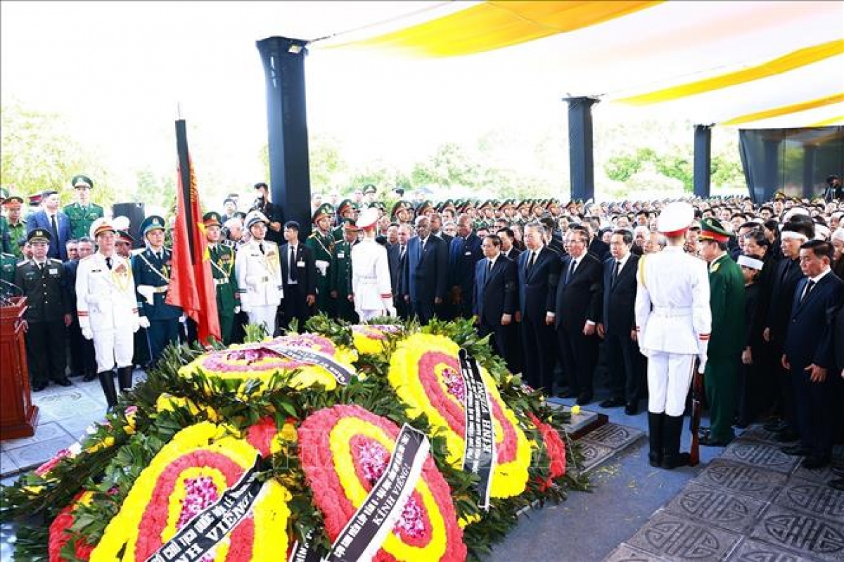 Các đồng chí lãnh đạo, nguyên lãnh đạo Đảng, Nhà nước, đại biểu trong nước và quốc tế tại Lễ an táng Tổng Bí thư Nguyễn Phú Trọng. (Ảnh: TTXVN)