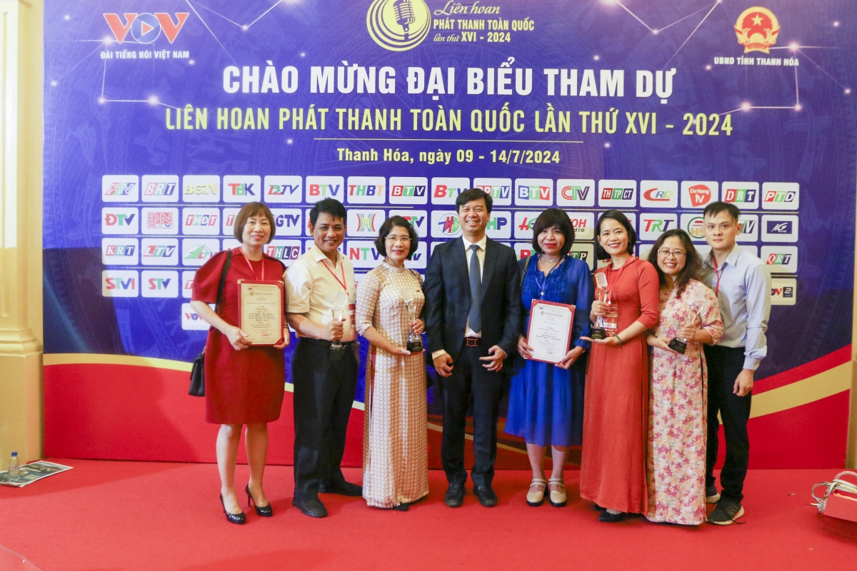 Các thành viên Ban Văn hóa - Xã hội chụp ảnh lưu niệm cùng Phó Tổng giám đốc Đài TNVN Ngô Minh Hiển.