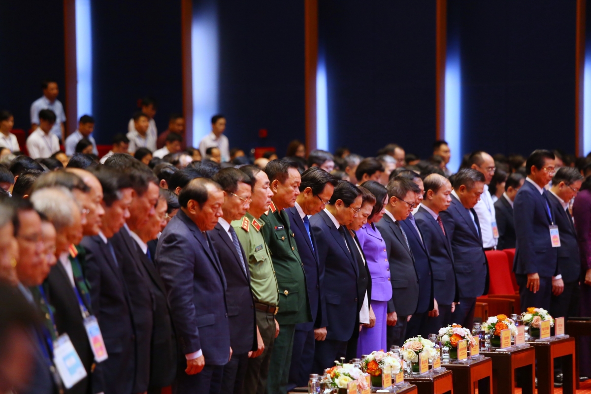 Thủ tướng Phạm Minh Chính cùng các đồng chí lãnh đạo, nguyên lãnh đạo Đảng, Nhà nước và các đại biểu dành một phút mặc niệm tưởng nhớ Chủ tịch Hồ Chí Minh, các Anh hùng liệt sĩ đã hy sinh vì sự nghiệp giải phóng dân tộc và tưởng niệm đồng chí Nguyễn Phú Trọng, Tổng Bí thư Ban Chấp hành Trung ương Đảng Cộng sản Việt Nam.