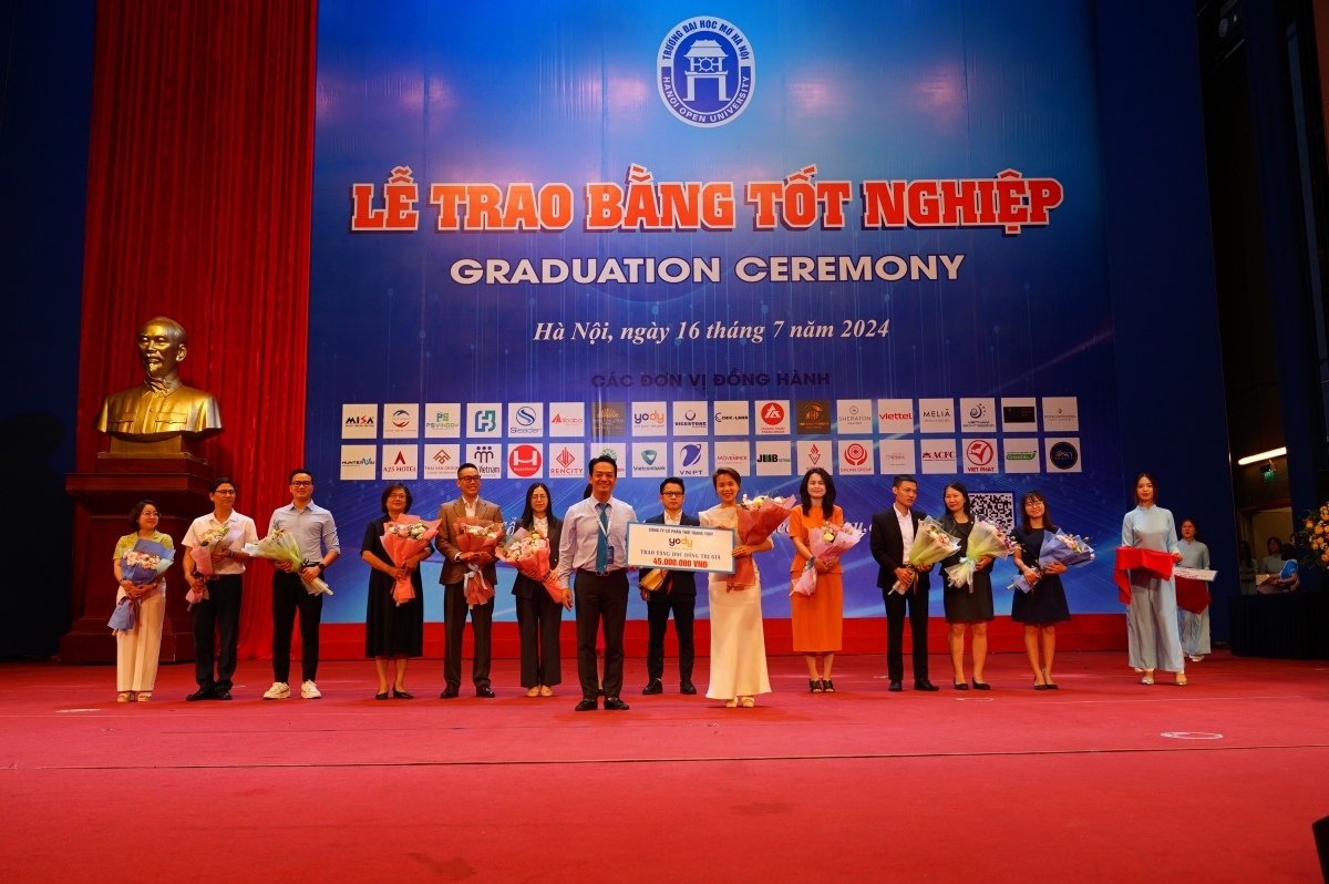 Bà Kim Thanh trao học bổng và cơ hội thực tập cho sinh viên Trường Đại học Mở Hà Nội, ngôi trường bà đã từng theo học và bước những bước khởi nghiệp đầu tiên.