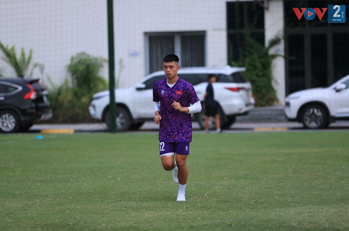 Lê Nguyên Hoàng - tuyển thủ U23 Việt Nam từng vô địch Đông Nam Á 2023 và đá chính tại VCK U23 châu Á 2024 phải tập riêng do chưa hồi phục chấn thương