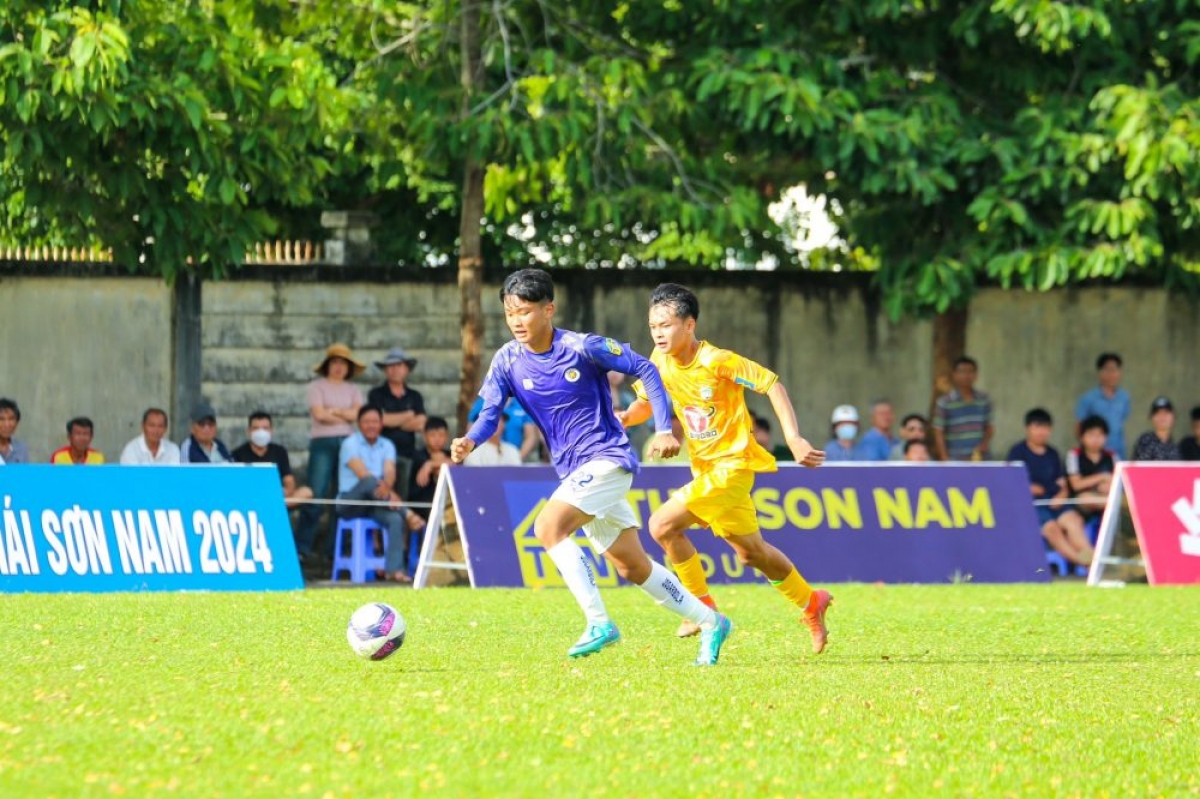 CLB U17 Hà Nội (áo tím) có chiến thắng 2-0 trước U17 LPBank Hoàng Anh Gia Lai