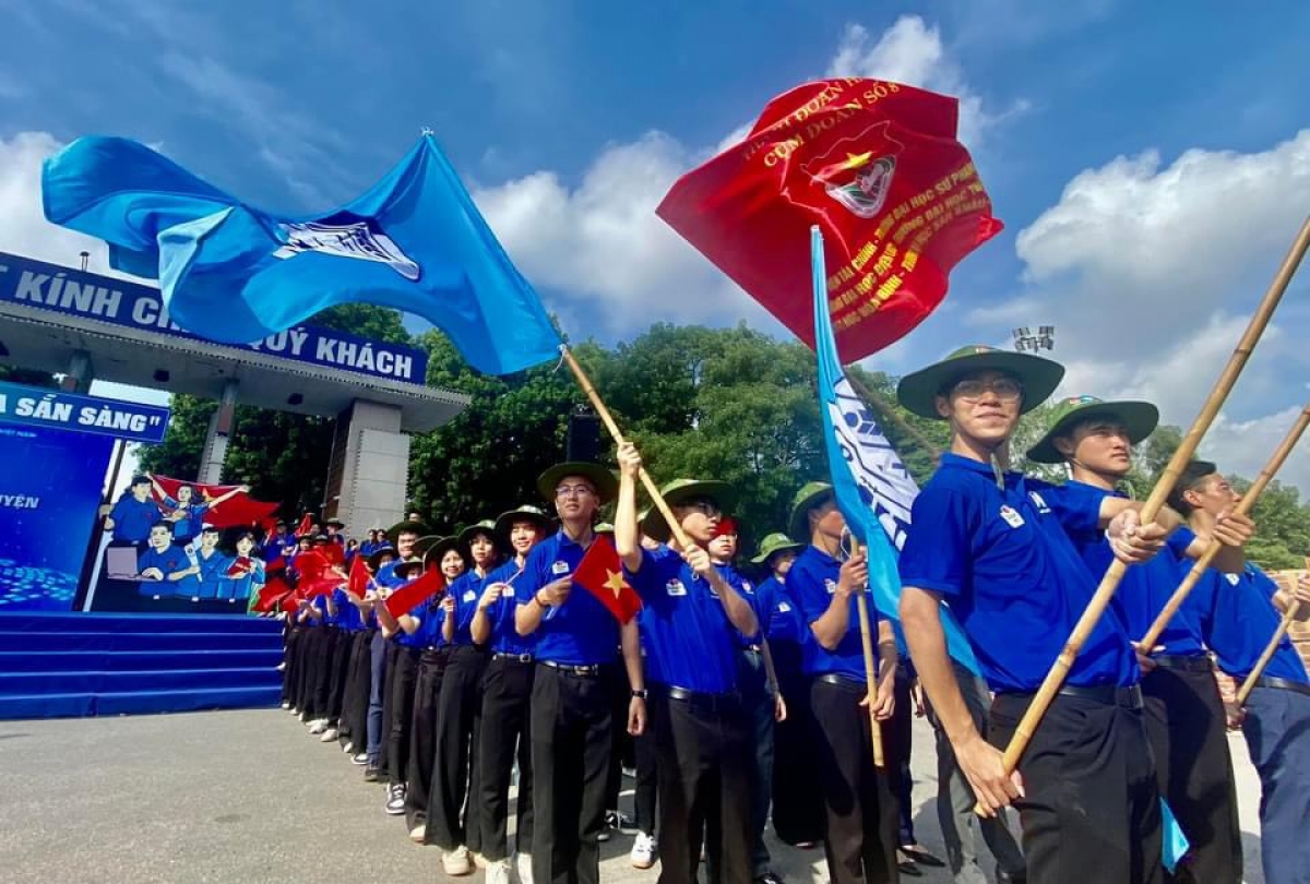 Lần đầu tiên, Thành đoàn - Hội Sinh viên Việt Nam thành phố Hà Nội tổ chức Lễ xuất quân cho các đội hình sinh viên tình nguyện xuất phát đến thẳng các tỉnh thành, các địa bàn mà đội hình hoạt động.