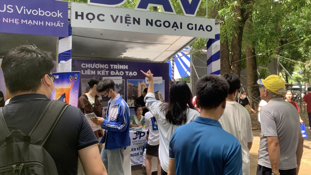 Nhiều thí sinh quan tâm đến các ngành đào tạo của Học viện Ngoại giao (ảnh chụp tại Ngày hội xét tuyển 20/7/2024)