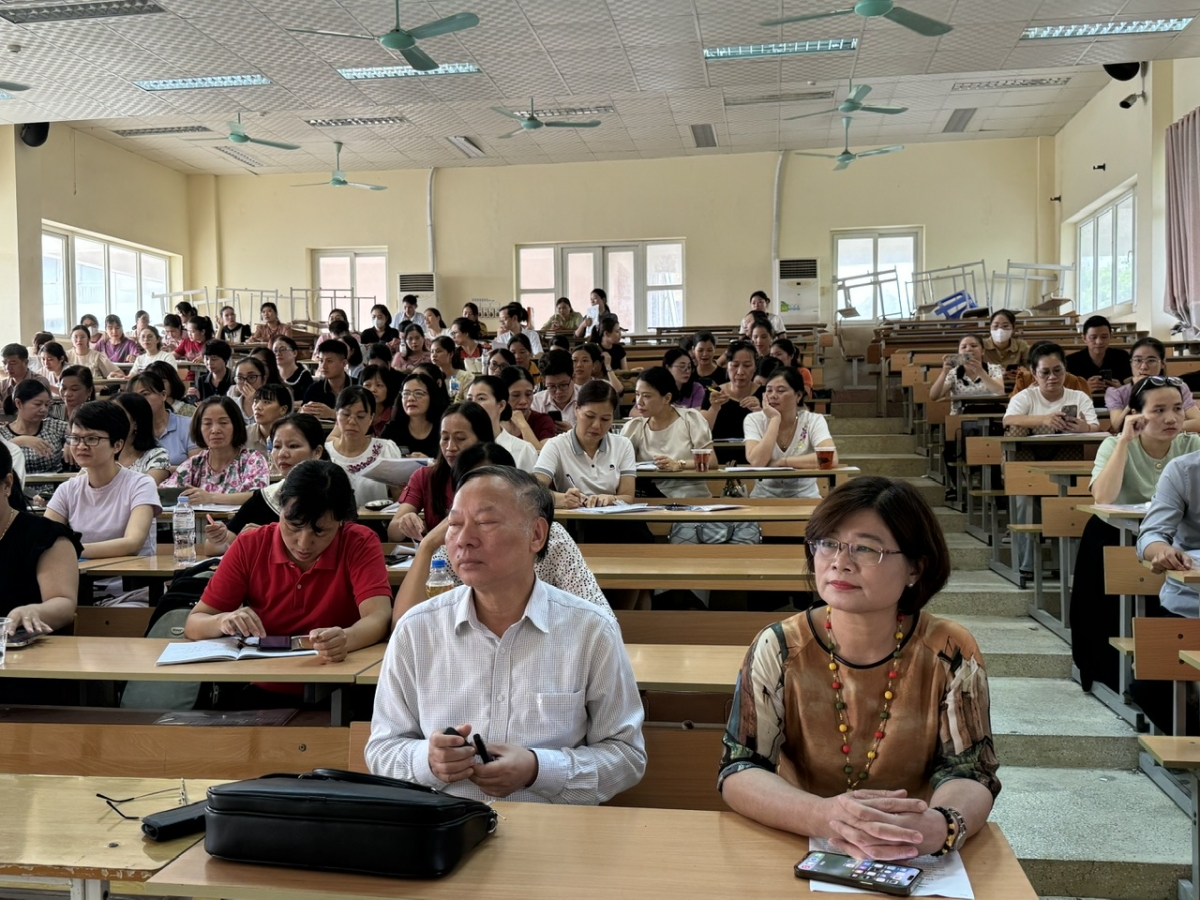 TS Lê Thị Thu Hương (ảnh phải) tại Lớp Bồi dưỡng về Hà Nội học cho giáo viên và cán bộ quản lý huyện Thường Tín, Hà Nội ( 22/7/2024 )