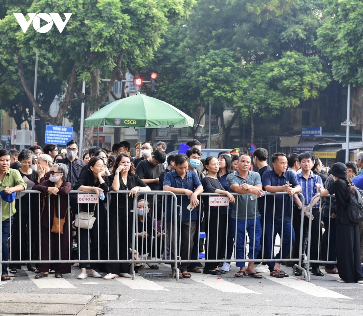 Phóng viên Ngọc Thành/VOV.VN cho hay, ngay từ sáng sớm 26/7, người dân đã xếp hàng trên các tuyến phố xung quanh Nhà tang lễ Quốc gia số 5 Trần Thánh Tông để vào viếng Tổng Bí thư Nguyễn Phú Trọng, dù thời gian viếng bắt đầu từ 7h. Nhà tang lễ Quốc gia là nơi đặt linh cữu Tổng Bí thư Nguyễn Phú Trọng- vị lãnh đạo được nhân dân Việt Nam tôn kính và bày tỏ niềm tiếc thương kể từ khi ông từ trần ngày 19/7. 