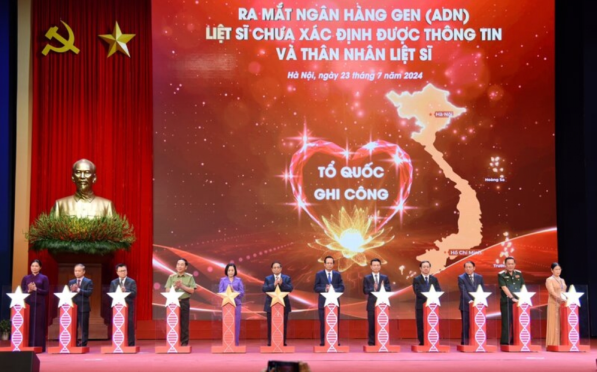 Thủ tướng Chính phủ Phạm Minh Chính và các đại biểu cùng bấm nút kích hoạt ra mắt Ngân hàng gen (ADN) liệt sĩ chưa xác định được thông tin và thân nhân liệt sĩ.