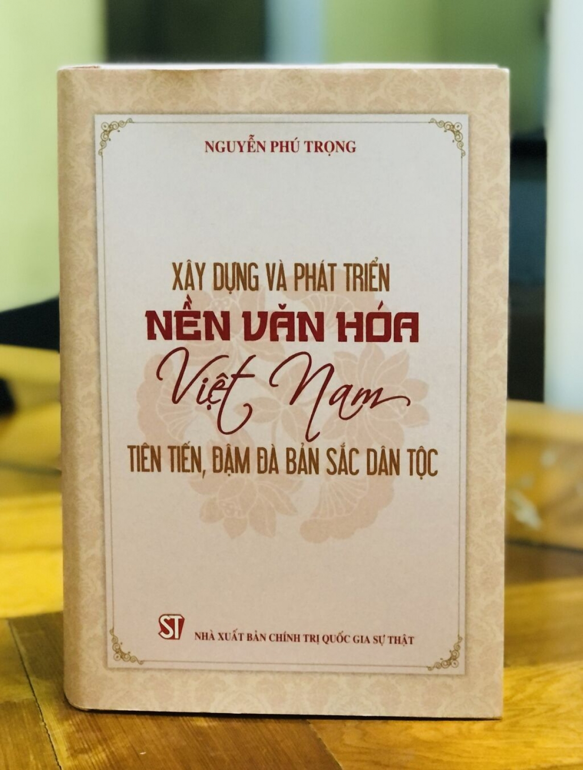 Cuốn sách “Xây dựng và phát triển nền văn hóa Việt Nam tiên tiến, đậm đà bản sắc dân tộc” là món quà ý nghĩa cho hôm nay và mai sau