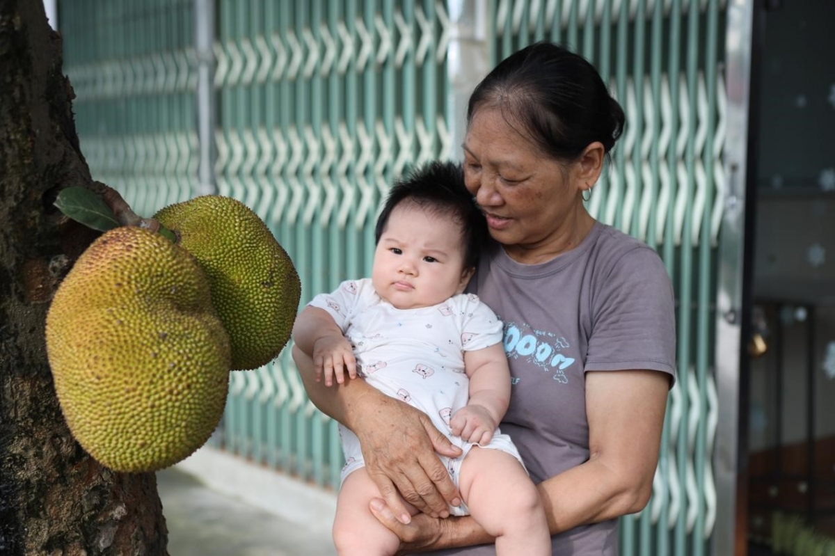 Được chăm sóc con cháu là niềm vui của nhiều người cao tuổi. Ảnh Hồng Ngọc