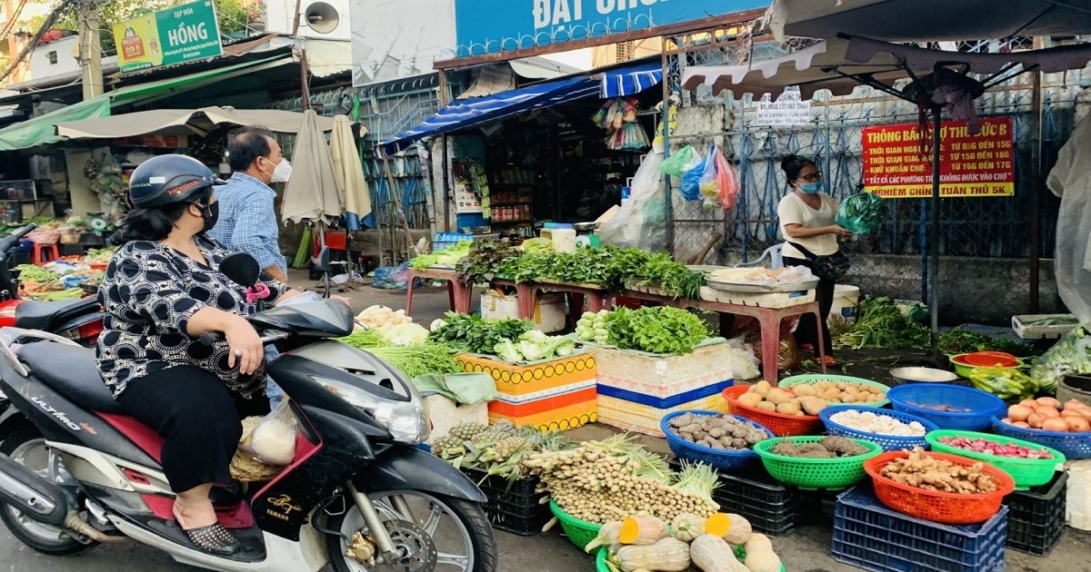 Bên cạnh niềm vui tăng lương, người tiêu dùng lại canh cánh nỗi lo tăng giá