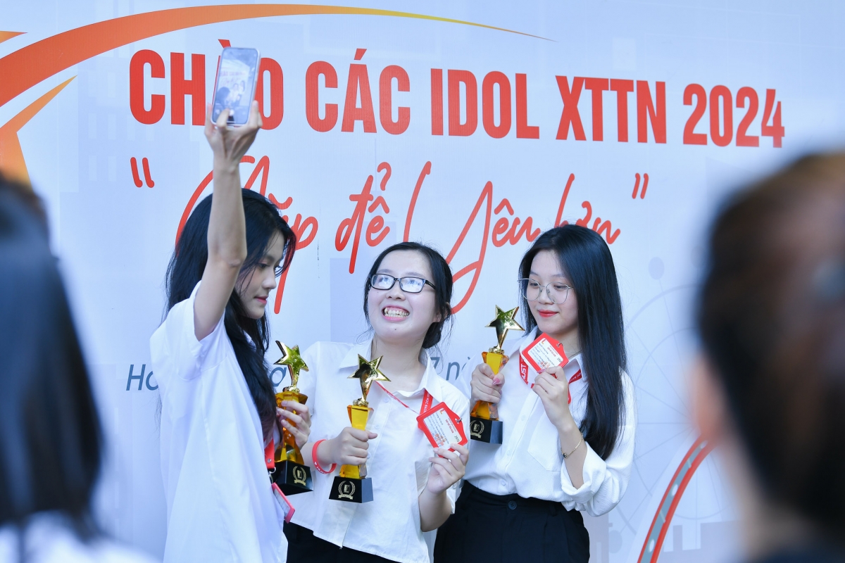 Các thí sinh đạt kết quả cao Xét tuyển tài năng vui mừng khi nhận cúp vinh danh của Đại học Bách khoa Hà Nội