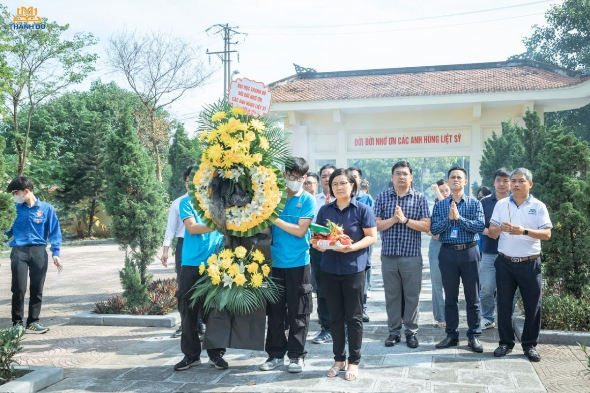 Thầy trò Trường ĐH Thành Đô dâng hoa taị Nghĩa trang liệt sỹ (27/7/2024 )