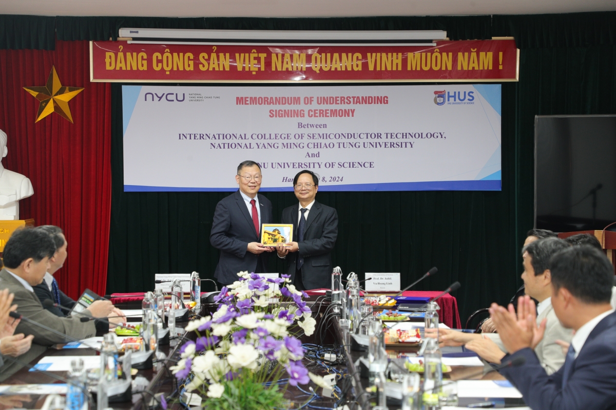 Hiệu trưởng trường ĐHKHTN (ĐHQG Hà Nội) Vũ Hoàng Linh tặng quà lưu niệm cho Giám đốc NYCU ông Chi-Hung Lin 
