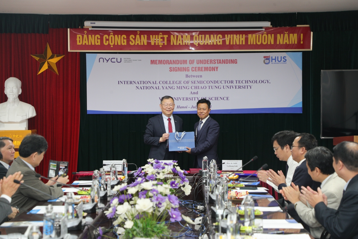Giám đốc ĐHQG HN Lê Quân và ông Chi-Hung Lin Giám đốc NYCU 