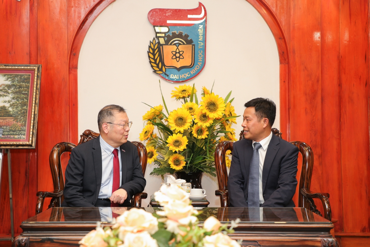Giám đốc NYCU ông Chi-Hung Lin và Giám đốc ĐHQGHN Lê Quân trao đổi tại buổi làm việc