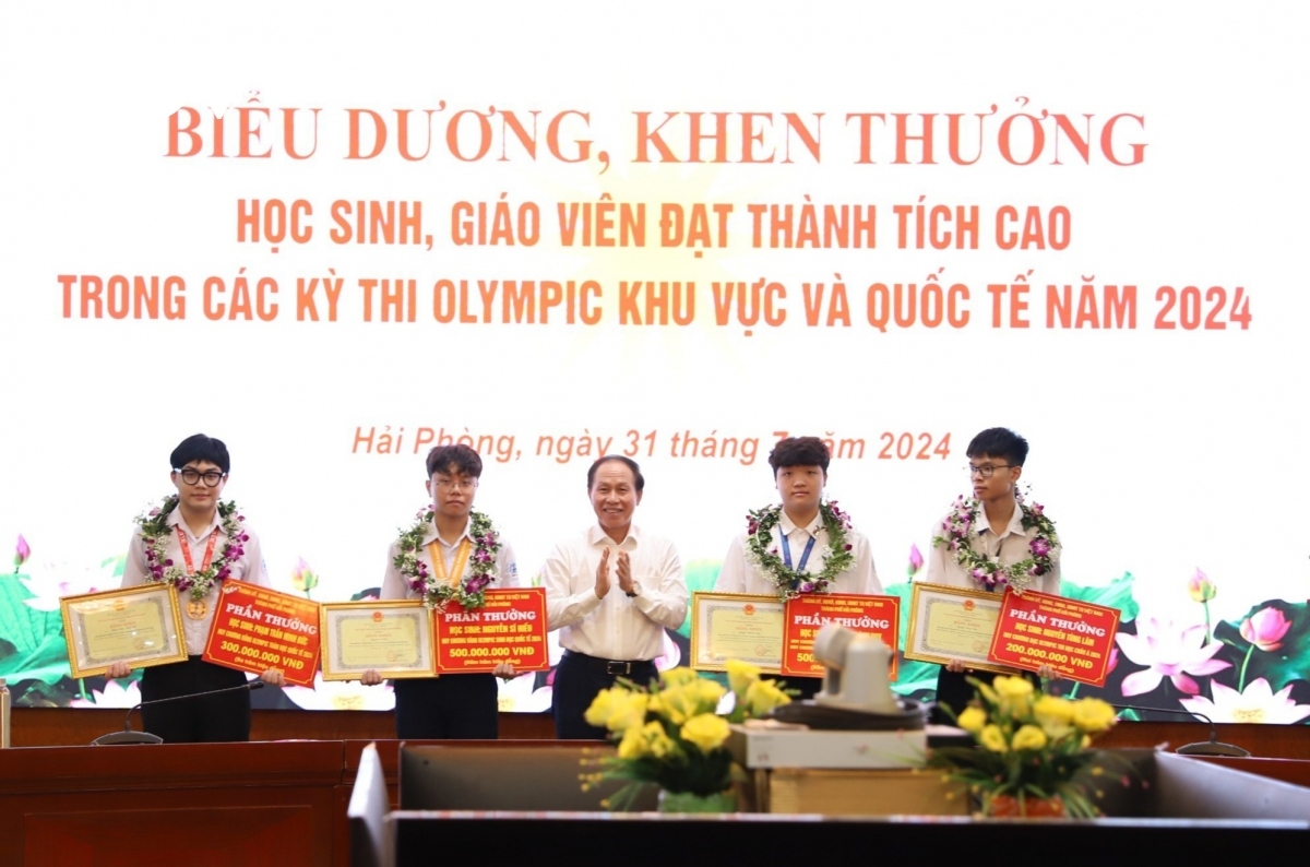 Bí thư Thành ủy Hải Phòng trao phần thưởng cho các em học sinh đoạt giải trong các kỳ thi Olympic khu vực và quốc tế năm 2024