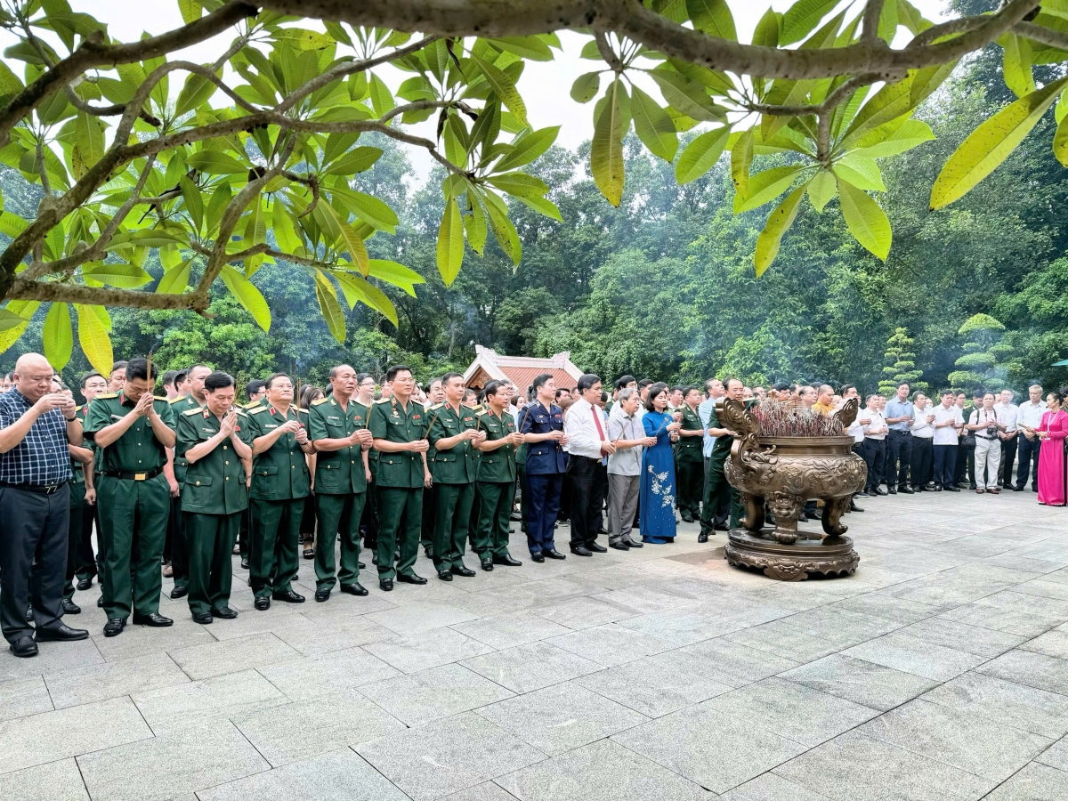 Trong không khí trang nghiêm, các đại biểu dâng hương, dâng hoa bày tỏ lòng thành kính, niềm biết ơn vô hạn trước công lao to lớn của Chủ tịch Hồ Chí Minh