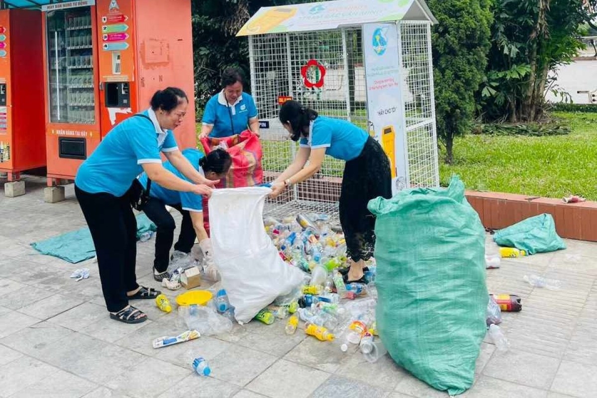 Vào dịp cuối tuần các hội viên lại tập trung để phân loại rác