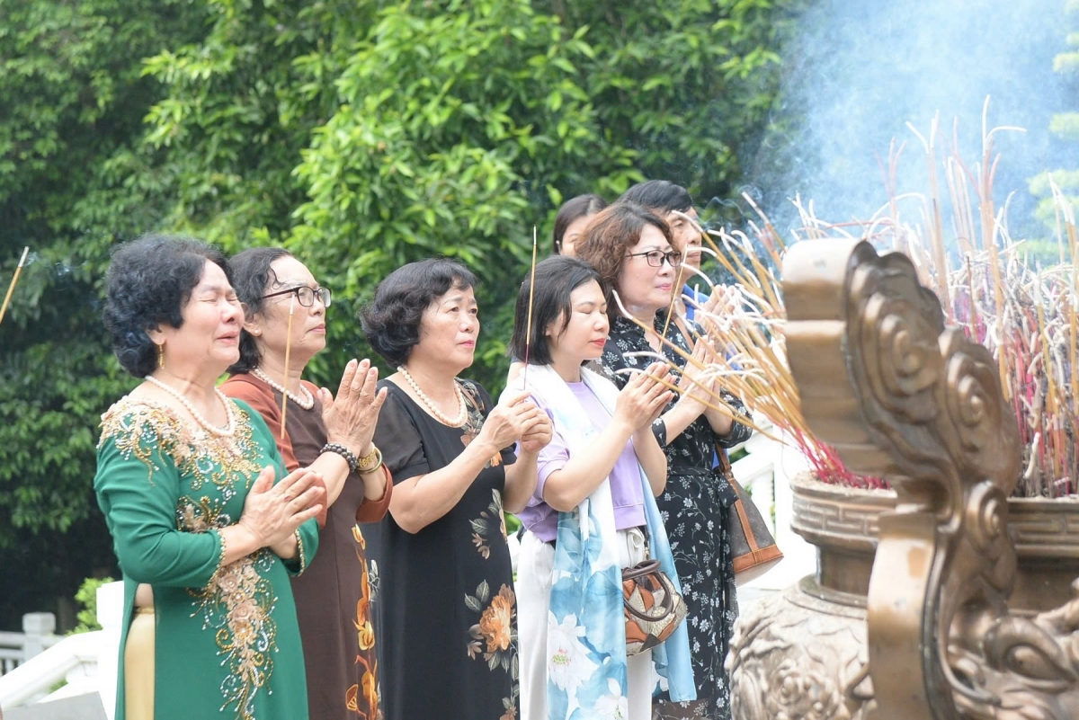 Cũng trong hôm nay, đông đảo nhân dân đã thành kính hương, dâng hoa tưởng niệm Chủ tịch Hồ Chí Minh, bày tỏ lòng biết ơn vô hạn đối với công lao to lớn của Người!