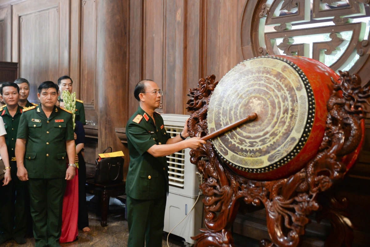 Thiếu tướng Đinh Quốc Hùng, Bí thư Đảng ủy Đoàn 969, Chính ủy Bộ Tư lệnh Bảo vệ Lăng Chủ tịch Hồ Chí Minh thực hiện nghi lễ thỉnh trống