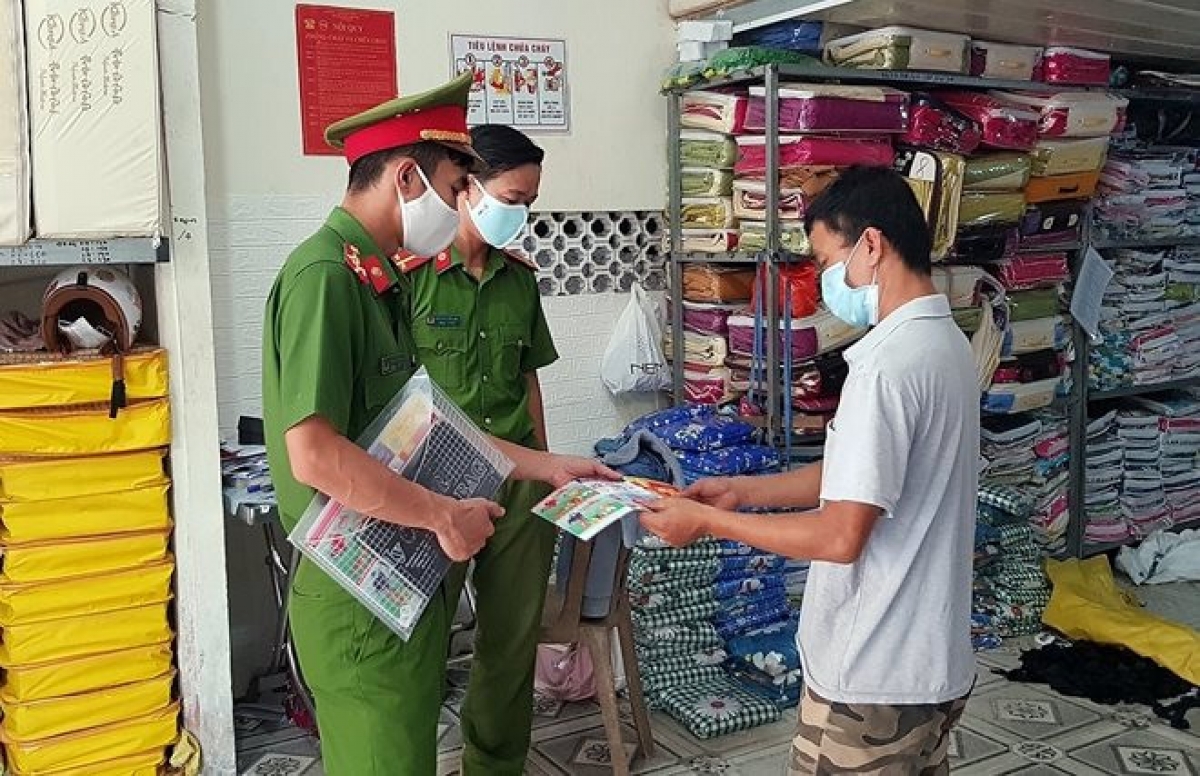 Người dân được lực lượng cảnh sát PCCC tuyên truyền về nguy cơ cháy nổ và các giải pháp phòng ngừa, khắc phục