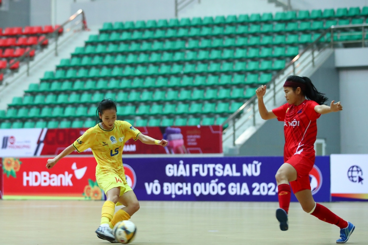 Hà Nội (áo đỏ) 0-3 TP. HCM (áo vàng)