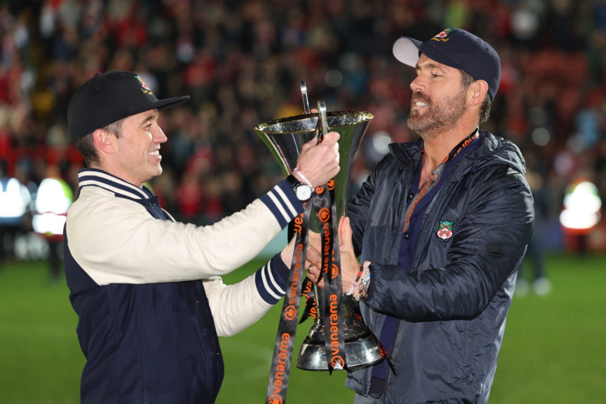 Những ông chủ người Mỹ, cặp diễn viên Rob McElhenney và Ryan Reynolds, đưa Wrexham - một CLB mới thăng hạng Football League, trở nên nổi tiếng toàn cầu