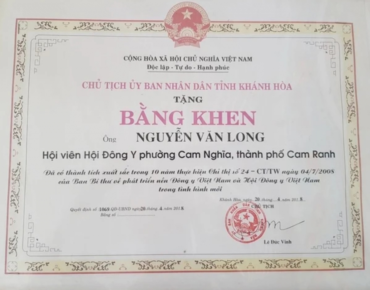 Bằng khen chủ tịch UBND tỉnh Khánh Hoà tặng ông Long