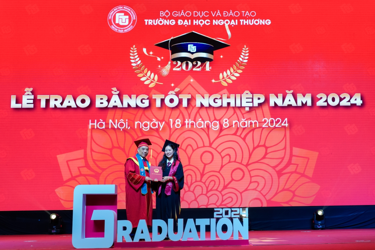 PGS, TS Bùi Anh Tuấn - Hiệu trưởng Trường Đại học Ngoại thương trao bằng tốt nghiệp cho em Nguyễn Khánh Linh - Thủ khoa tốt nghiệp chương trình Logistics và Quản lý chuỗi cung ứng định hướng nghề nghiệp quốc tế